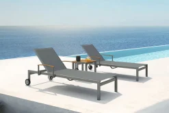 OUTFLEXX 2er-Set Sonnenliegen, taupe, Edelstahl/Textilene, 195 x 74 cm, mit Beistelltisch 45 x 45 cm, FSC®-zertifiziertes Produkt