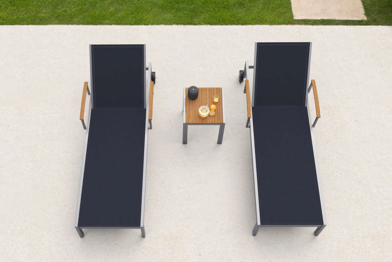 OUTFLEXX 2er-Set Sonnenliegen, schwarz, Edelstahl/Teak, 195,5x74x35cm, mit Beistelltisch 45x45cm, Teak Armlehnen, FSC®-zertifiziertes Produkt