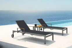 OUTFLEXX 2er-Set Sonnenliegen, schwarz, Edelstahl/Teak, 195,5x74x35cm, mit Beistelltisch 45x45cm, Teak Armlehnen, FSC®-zertifiziertes Produkt