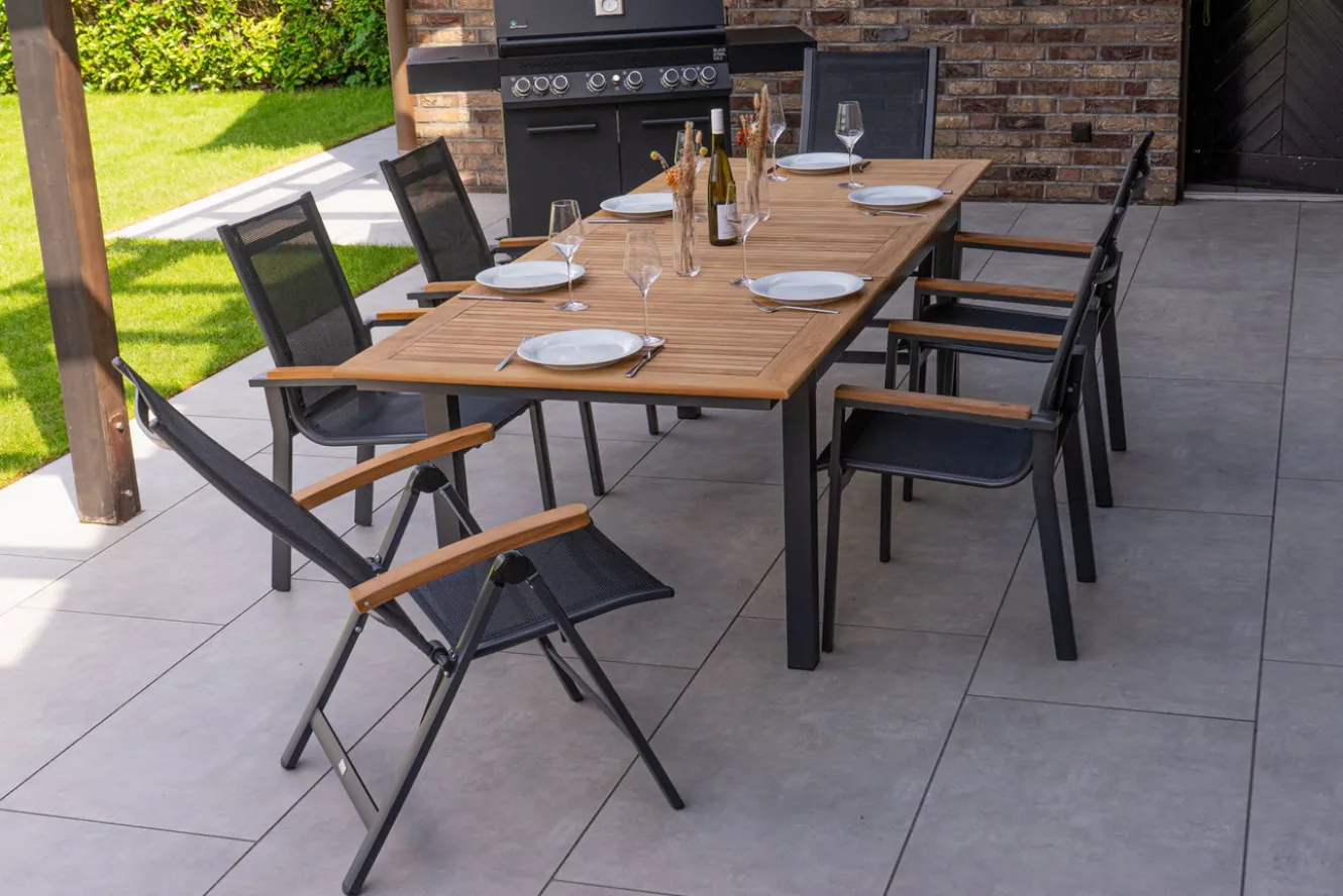 OUTFLEXX Garten-Essgruppe, OUTFLEXX® anthrazit matt, Alu / Teak / Textil, Tisch 180/240 x 100cm, 4 Stapelsessel, 2 Klappstühle