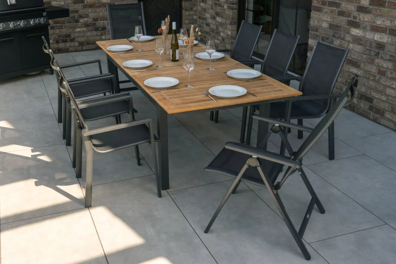 OUTFLEXX Garten-Essgruppe, OUTFLEXX® anthrazit matt, Alu / Teak / Textil, Ausziehtisch 180/240 x 100cm, 6 Stapelsessel, 2 Klappstühle