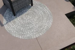 OUTFLEXX Harmony Outdoor Teppich, Aluminium-White, rund, PET-Garn aus recyceltem Material, Ø 120 cm, für Innen- und Außenbereiche geeignet