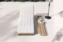 OUTFLEXX Icon Set Gartenliege, Hellgrau, Aluminium/Teak/Olefin, 213 x 59 x 34 cm, Beistelltisch inklusive, verstellbare Rückenlehne, FSC®-zertifiziertes Produkt