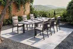 OUTFLEXX Premium Garten-Essgruppe, anthrazit matt/schwarz/natur, Alu/Spraystone, Tisch 160/260 x 100 cm, 6 Stapelsessel inkl. 6 Auflagen