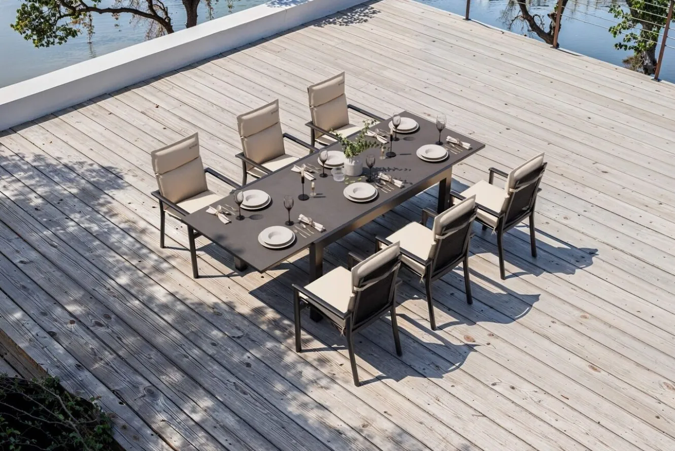 OUTFLEXX Premium Garten-Essgruppe, anthrazit matt/schwarz/natur, Alu/Spraystone, Tisch 160/260 x 100 cm, 6 Stapelsessel inkl. 6 Auflagen