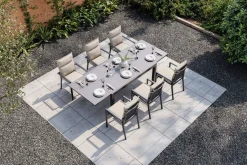 OUTFLEXX Premium Garten-Essgruppe, anthrazit matt/schwarz/natur, Alu/Spraystone, Tisch 160/260 x 100 cm, 6 Stapelsessel inkl. 6 Auflagen