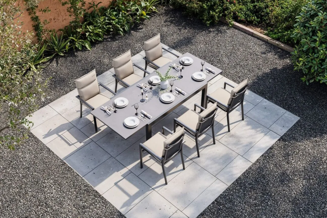 OUTFLEXX Premium Garten-Essgruppe, anthrazit matt/schwarz/natur, Alu/Spraystone, Tisch 160/260 x 100 cm, 6 Stapelsessel inkl. 6 Auflagen