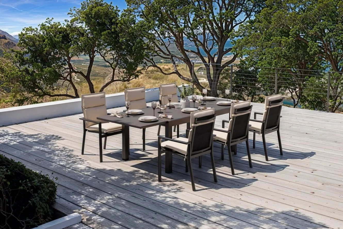OUTFLEXX Premium Garten-Essgruppe, anthrazit matt/schwarz/natur, Alu/Spraystone, Tisch 160/260 x 100 cm, 6 Stapelsessel inkl. 6 Auflagen