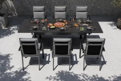 OUTFLEXX Premium Garten-Essgruppe, anthrazit matt/schwarz, Alu/Spraystone/Textilene, Tisch 160/260 x 100 cm, ausziehbar, 6 Stapelsessel inkl. 6 Auflagen