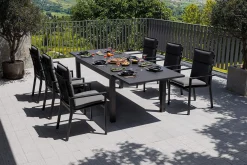 OUTFLEXX Premium Garten-Essgruppe, anthrazit matt/schwarz, Alu/Spraystone/Textilene, Tisch 160/260 x 100 cm, ausziehbar, 6 Stapelsessel inkl. 6 Auflagen
