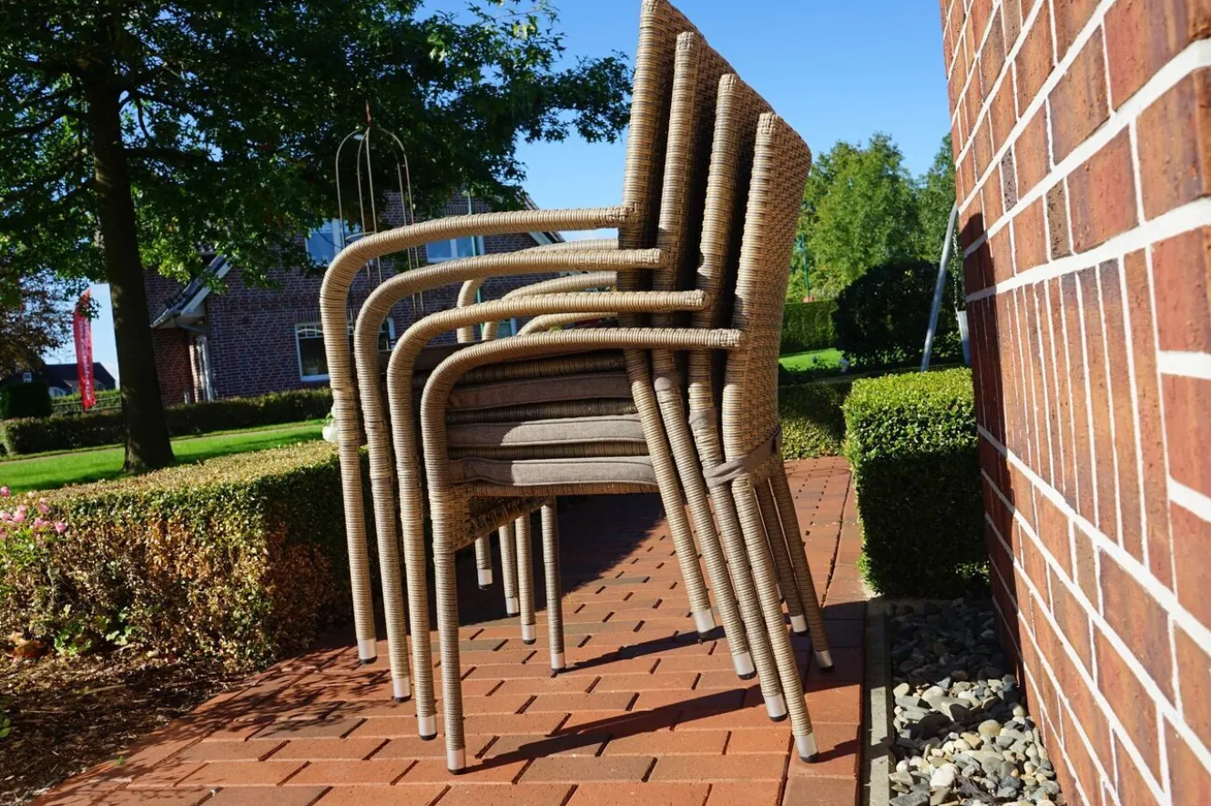 OUTFLEXX Rabida Balkon-Set, champagner-meliert, Polyrattan, Tisch 90x90 cm, 2 Stapelstühle, Glasplatte in Steinoptik