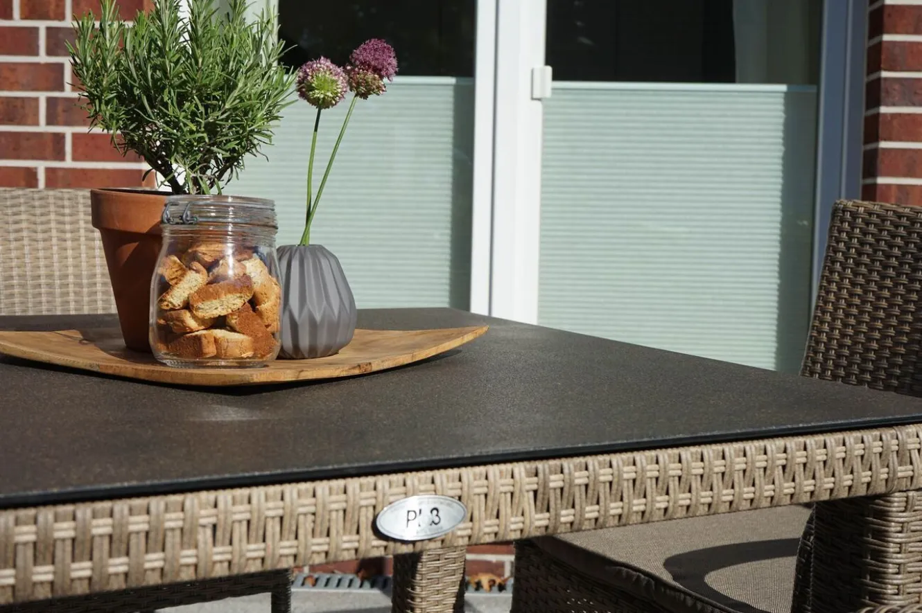 OUTFLEXX Rabida Dining Tisch, champagner-meliert, Polyrattan, 90 x 90 cm, Glasplatte in Steinoptik