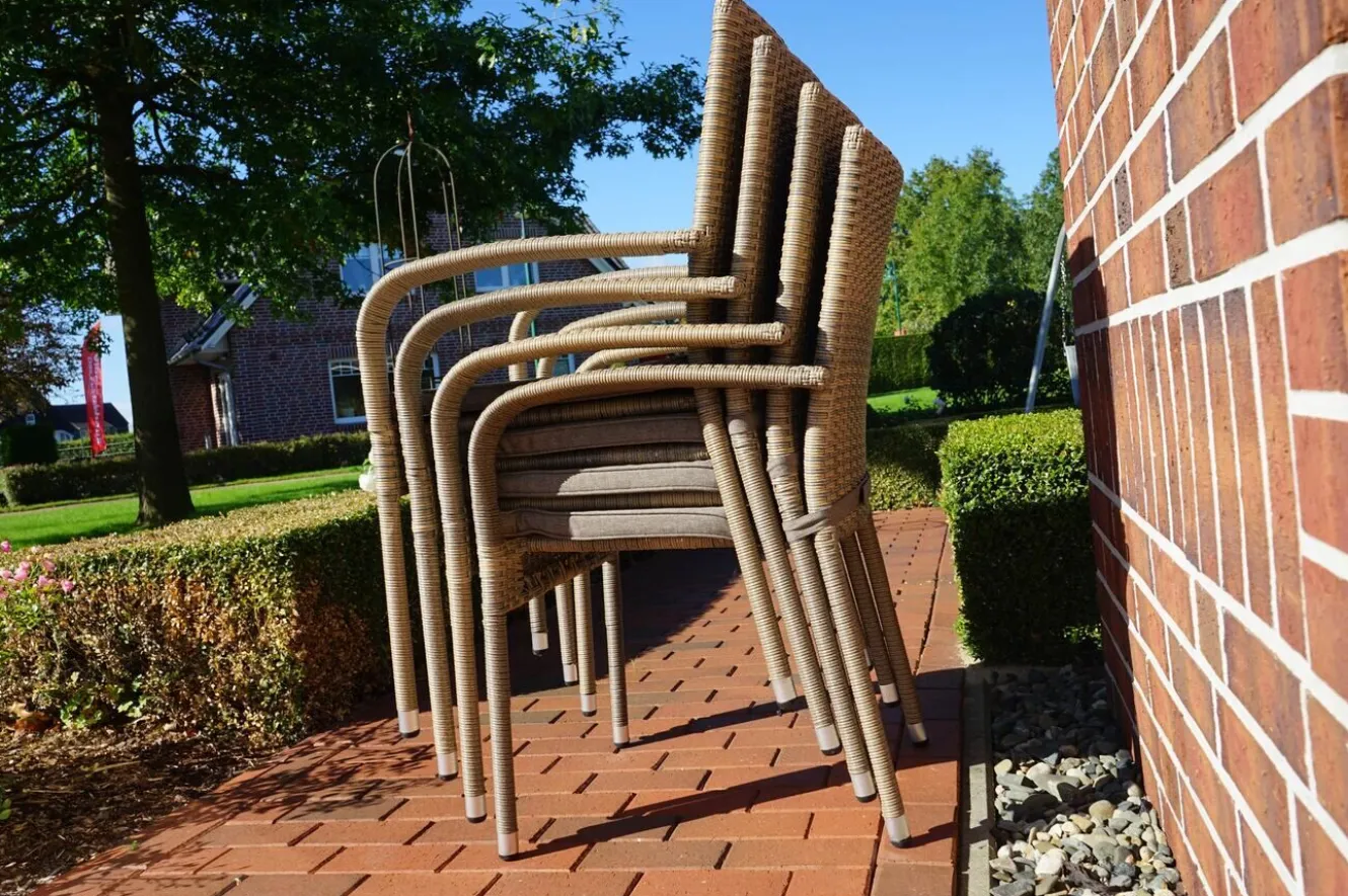 OUTFLEXX Rabida Garten-Essgruppe, champagner-meliert, Polyrattan, Tisch 90 x 90 cm, 4 Stapelstühle, Glasplatte in Steinoptik