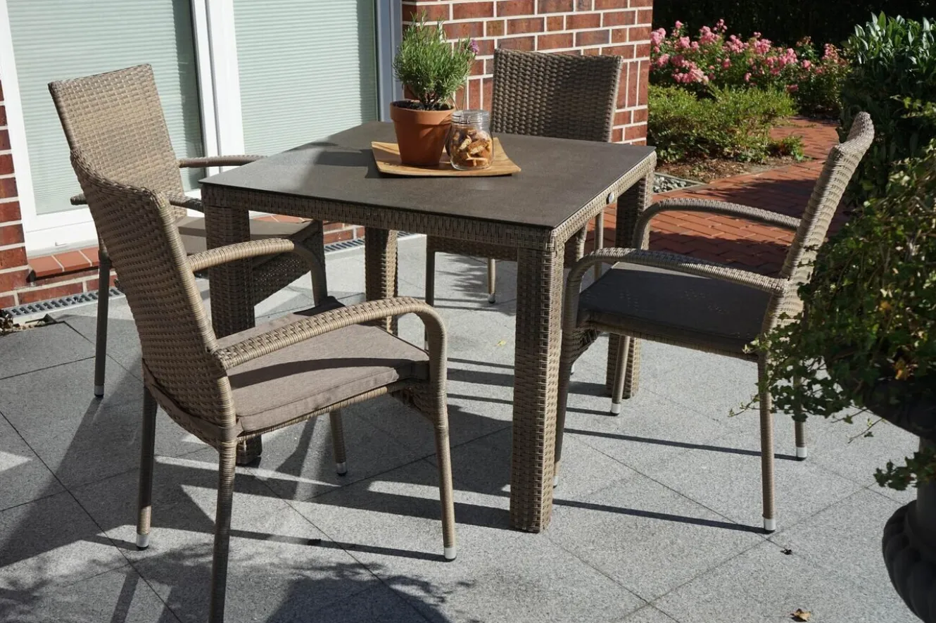 OUTFLEXX Rabida Garten-Essgruppe, champagner-meliert, Polyrattan, Tisch 90 x 90 cm, 4 Stapelstühle, Glasplatte in Steinoptik