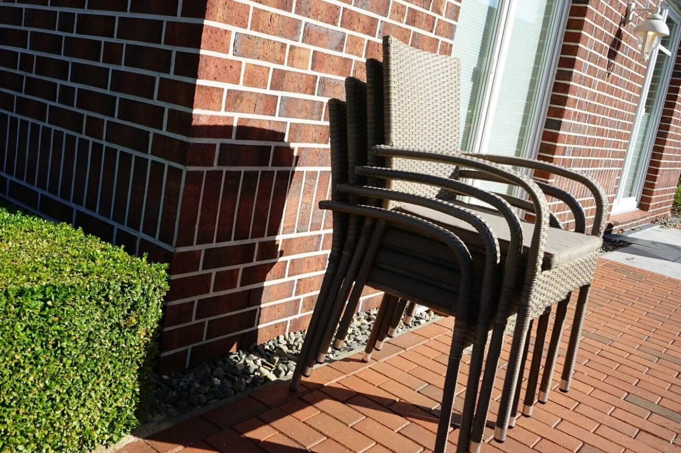 OUTFLEXX Rabida Garten-Essgruppe, champagner-meliert, Polyrattan, Tisch 90 x 90 cm, 4 Stapelstühle, Glasplatte in Steinoptik