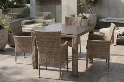 OUTFLEXX Rabida Garten-Essgruppe, champagner-meliert, Polyrattan, Tisch 90 x 90 cm, 4 Stapelsessel, Glasplatte in Steinoptik