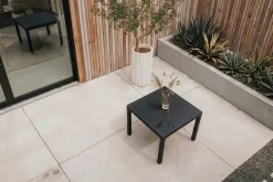 OUTFLEXX Rocking Dining Tisch, grau/braun-meliert, Polyrattan, 90 x 90 cm, Glasplatte in Steinoptik