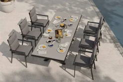 OUTFLEXX Serro Garten-Essgruppe, anthrazit matt/schwarz/grau, Alu/Steinimitat/Textilene/Polyester, Tisch 200/260 x 100 cm, 6 Stapelsessel inkl. 6 Auflagen