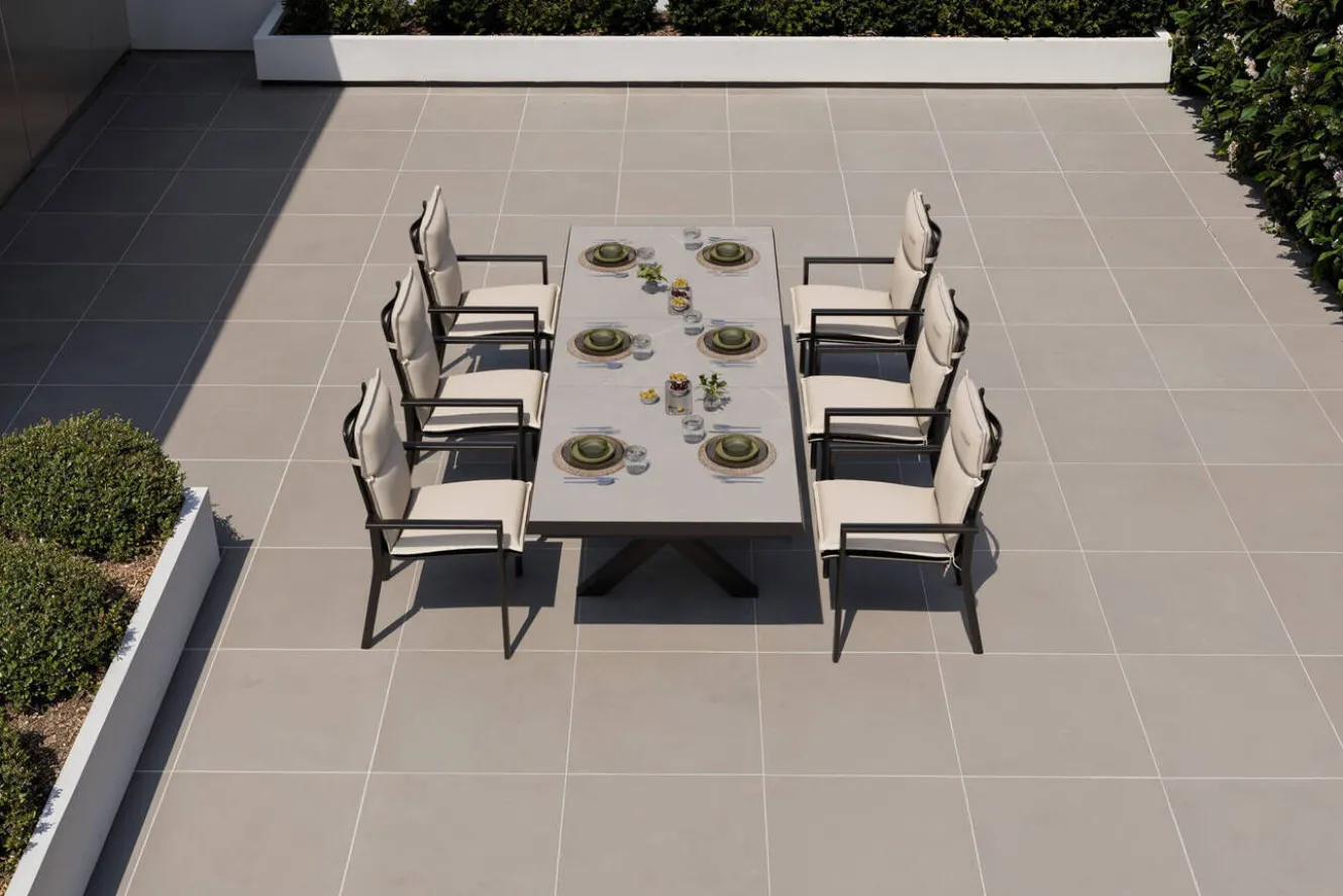 OUTFLEXX Serro Garten-Essgruppe, anthrazit matt/schwarz,nature, Alu/Steinimitat/Textilene/Polyester, Tisch 200/260 x 100 cm, 6 Stapelsessel inkl. 6 Auflagen