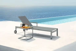 OUTFLEXX Sonnenliegen-Set, taupe, Edelstahl/Teak, 195,5x74x35cm, mit Armlehnen, inkl. Beistelltisch 45x45cm, FSC®-zertifiziertes Produkt