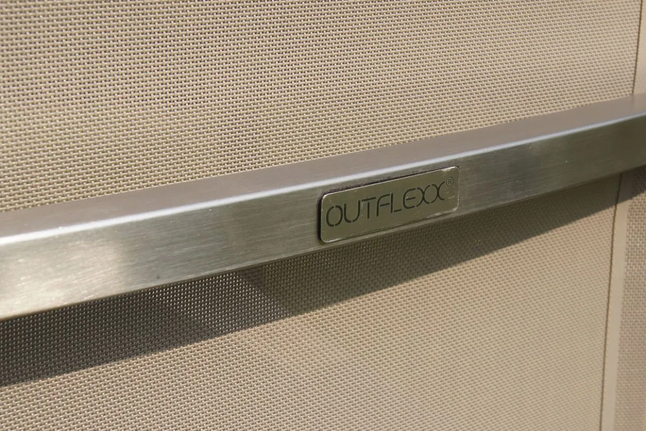 OUTFLEXX Stapelsessel, taupe, Edelstahl/Textilene, Armlehnen aus Teak, 62x56x88cm