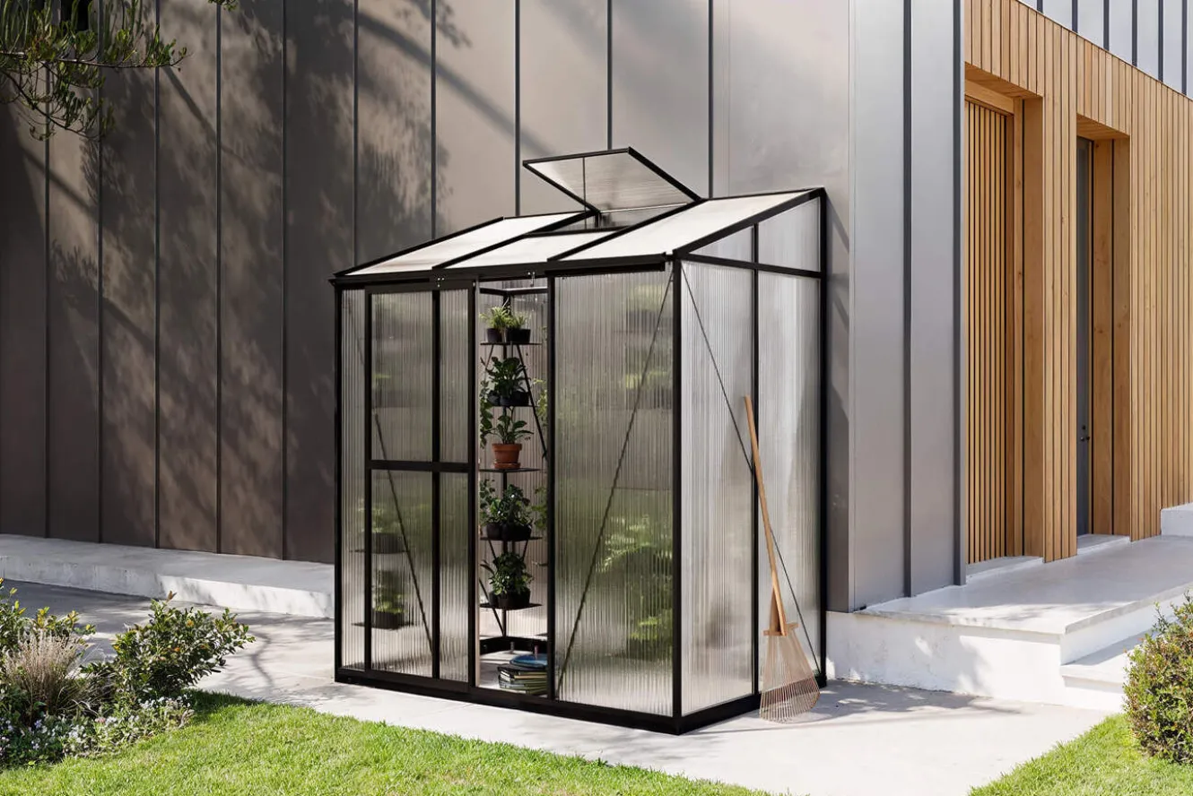 OUTFLEXX Verde Comfort Anlehn-Gewächshaus, schwarzer Rahmen, Aluminium/Polycarbonat, 160 x 105 x 190 cm, UV-beständig, pulverbeschichtet, mit Schiebetür