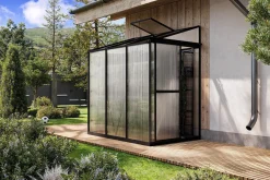 OUTFLEXX Verde Comfort Anlehn-Gewächshaus, schwarzer Rahmen, Aluminium pulverbeschichtet mit 4 mm Polycarbonatplatten, 192 x 125 x 210 cm, UV-beständig, mit Schiebetür und Belüftungsfenster