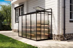OUTFLEXX Verde Comfort Anlehn-Gewächshaus, schwarzer Rahmen, Aluminium/Polycarbonat, 265 x 125 x 210 cm, pulverbeschichtet, UV-Schutz, Schiebetür