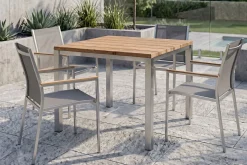 STERN Cardiff Garten-Essgruppe, silber/taupe, Edelstahl/recyceltes Teak, Tisch 90 x 90 cm, 4 Stapelsessel, FSC®-zertifiziertes Produkt