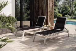 VILLANA 2er-Set Sonnenliegen, silber/schwarz, Alu/Textil, 198x66x32cm, mit Beistelltisch 45x45cm