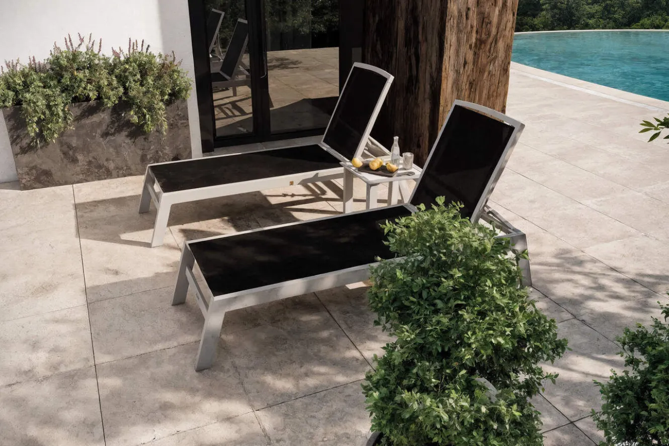 VILLANA 2er-Set Sonnenliegen, silber/schwarz, Alu/Textil, 198x66x32cm, mit Beistelltisch 45x45cm