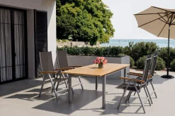 VILLANA Garten-Essgruppe mit 4 Klappstühlen, silber, Alu/Eukalyptus, ausziehbarer Tisch 150/200 x 90 cm, FSC®-zertifiziertes Produkt