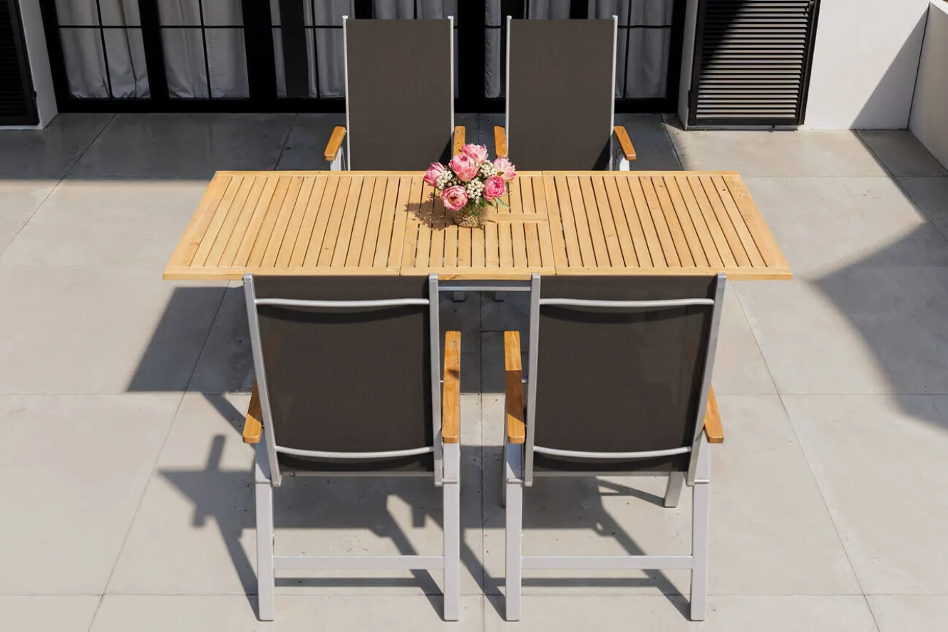VILLANA Garten-Essgruppe mit 4 Klappstühlen, silber, Alu/Eukalyptus, ausziehbarer Tisch 150/200 x 90 cm, FSC®-zertifiziertes Produkt