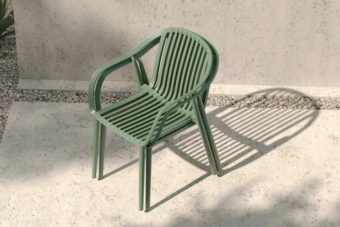 VILLANA Pico Curve Balkon-Set, pestogrün, Kunststoff, Tisch Ø 70 cm und 2 Stapelsessel, UV- und wetterfest