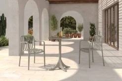 VILLANA Pico Soft Balkon-Set, grau, Kunststoff, Tisch Ø 70 cm und 2 Stapelsessel, UV-beständig, wetterfest