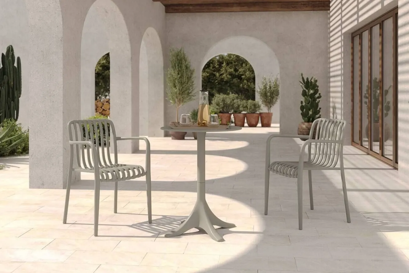 VILLANA Pico Soft Balkon-Set, grau, Kunststoff, Tisch Ø 70 cm und 2 Stapelsessel, UV-beständig, wetterfest
