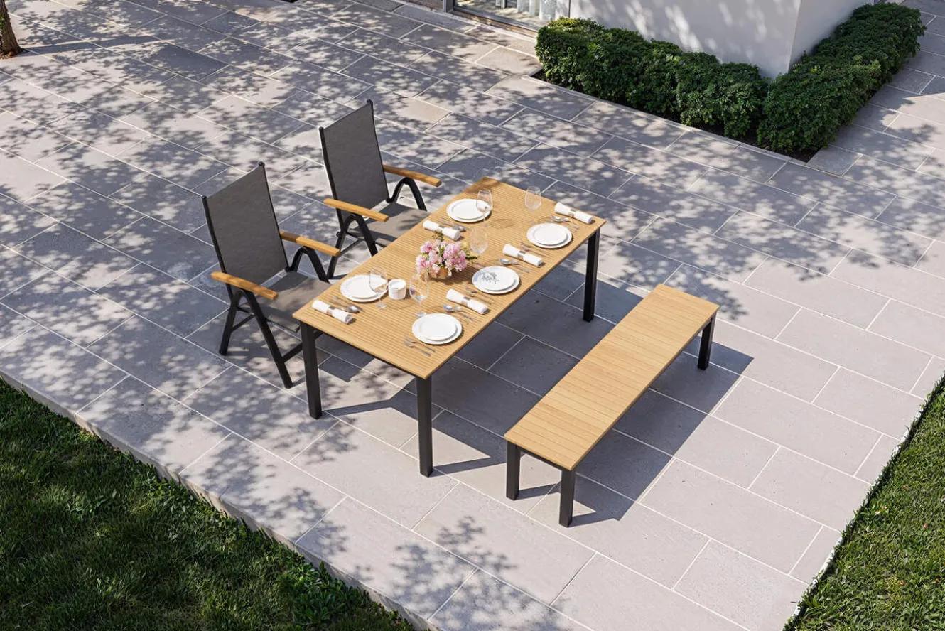 VILLANA Tasmania Garten-Essgruppe mit Bank und 2 Klappstühlen, anthrazit/natur, Aluminium/Eukalyptus, Tischplatte 180 x 90 cm, FSC®-zertifiziertes Produkt