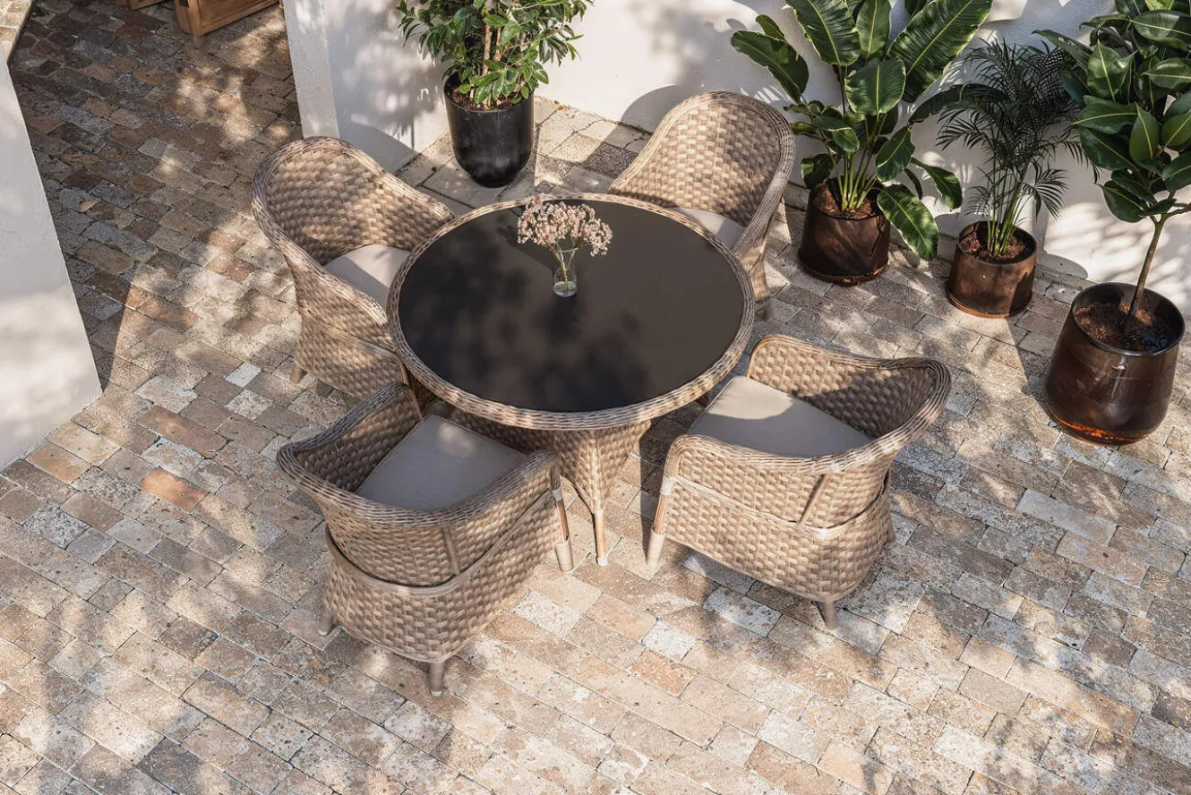 VILLANA Valento Garten-Essgruppe, natur/schwarz, Alu/Polyrattan, Tischplatte rund Ø120 cm, inkl. 4 Sessel